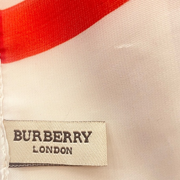 Burberry Scarf Stripes And Check Pattern Variation Of The Iconic Burberry Check - Picture 3 of 7